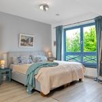 Schlafzimmer mit Bett, Fenster und Kleiderschrank.