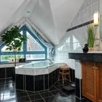 Dusche mit Dachfenster, Badewanne und Waschbecken