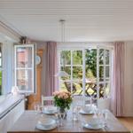 Esszimmer mit Tisch, Stühlen und Blick auf die Terrasse.