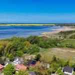 Wohnhaus mit Blick auf See und Felder
