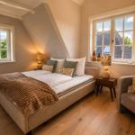 Schlafzimmer mit Doppelbett, zwei Fenstern und Sessel. Holzboden und Deckenbalken sichtbar.