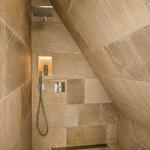 Dusche mit Duschbrause, Handbrause und beleuchteter Ablage