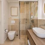 Badezimmer mit Dusche, Waschbecken und Toilette