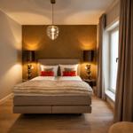 Schlafzimmer mit Bett, Nachttischen und Lampe. Fenster mit Vorhängen. Deckenleuchte und Wanddekoration.