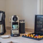Kaffeebereiter und Nespresso-Kapseln auf Küchenarbeitsplatte