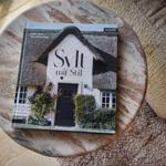 Buch Sylt mit Stil liegt auf runder Marmorplatte.