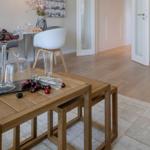 Holztisch mit Kirschen, Essbereich mit Stuhl und Wandbild