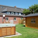 Haus mit Whirlpool, Holzschuppen und Garten