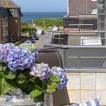 Terrasse mit Blumen, Tisch und Meerblick