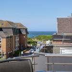 Terrasse mit Blick auf Meer und Straße mit Autos