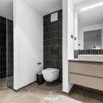 Moderne Badezimmer mit Dusche, Toilette und Waschbecken.