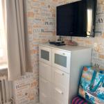 Schrank mit Fernseher und Wand mit Schriftzügen