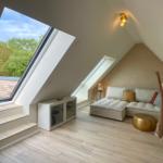 Chill Out Bereich in der zweiten Ebene mit Zugang zum Balkon