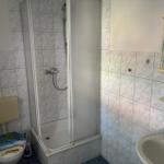 Badezimmer mit Dusche, Toilette und Waschbecken