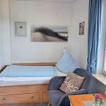 Einbaubett (90x200) im Wohnraum