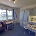 Wohnraum mit Eingang zum Duschbad