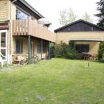 Garten mit überdachter Sitzecke und Balkon der Ferienwohnung