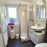 Dusche mit minimaler Einstiegshöhe (damit kein Wasser durch den Raum fließen kann)