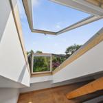 Dachfenster mit Blick auf Balkon und Grünflächen