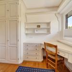 Schreibtischbereich mit Kleiderschrank und Fenster