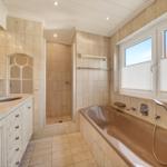 Bad mit Badewanne, Dusche und Waschtisch mit Spiegel