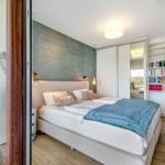 Schlafzimmer mit Doppelbett, Bücherregal und Schlafzimmermöbeln.