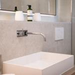 Waschbecken mit Wasserhahn und Spiegelschrank