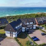 Strandnahe Ferienwohnungen mit Parkplatz und Meerblick.