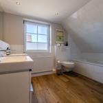 Badezimmer mit Dusche, Badewanne und Fenster