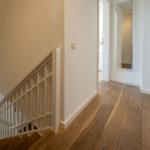 Haus mit Holzboden, Treppe und Spiegel an der Wand