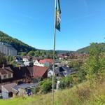 Panoramablick auf ein Dorf mit Häusern und einem Berg im Hintergrund.