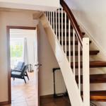 Haus mit Treppe und offener Tür zum Wohnbereich