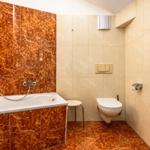 Badezimmer mit Badewanne