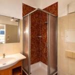 Badezimmer mit Dusche