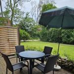 Terrasse mit Gartenmöbeln