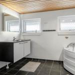 Badezimmer mit Dusche, Badewanne und Waschbecken