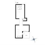 Erdgeschoss mit Schlafzimmer, Bad und Balkon. Treppenhaus zum ersten Stock.