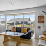 Wohnzimmer mit Sofa, Tisch und Blick auf die Außenterrasse.