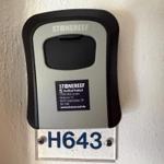 Schlüsselbox mit Hausnummer H643 an der Wand