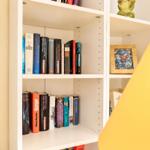 Weißer Bücherregal mit Büchern und Dekoration