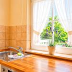 Küchenzeile mit Waschbecken und Fenster mit Lavendel