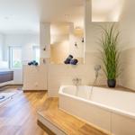 Moderne Badewanne mit Dusche und Waschtisch im Badezimmer.