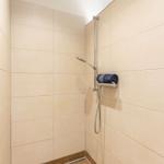 Dusche mit Handbrause und Handtuchhalter an Wand