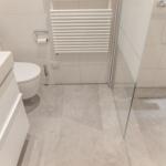 Badezimmer mit Dusche, Toilette und Waschbecken.