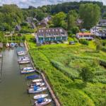 Haus mit Bootsanlegestellen und grüner Umgebung