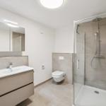 Badezimmer mit Dusche, Waschbecken und Toilette.
