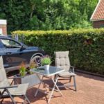Terrasse und Parkplatz