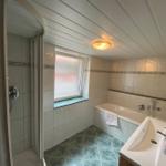 Badezimmer mit Dusche, Badewanne und Waschbecken.