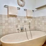 Freistehende Marmorbadewanne und Fußbodenheizung