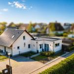 Modernes Haus mit Garten, Terrasse und Fahrrädern. Blick auf die Umgebung.